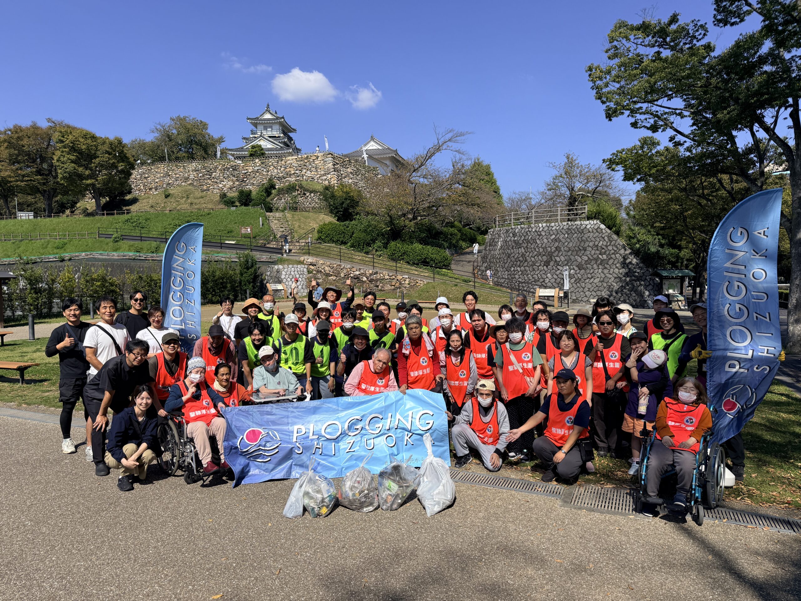 【#407】浜松市で聖隷厚生園プロギングを実施｜声を掛け合う61名の集合写真